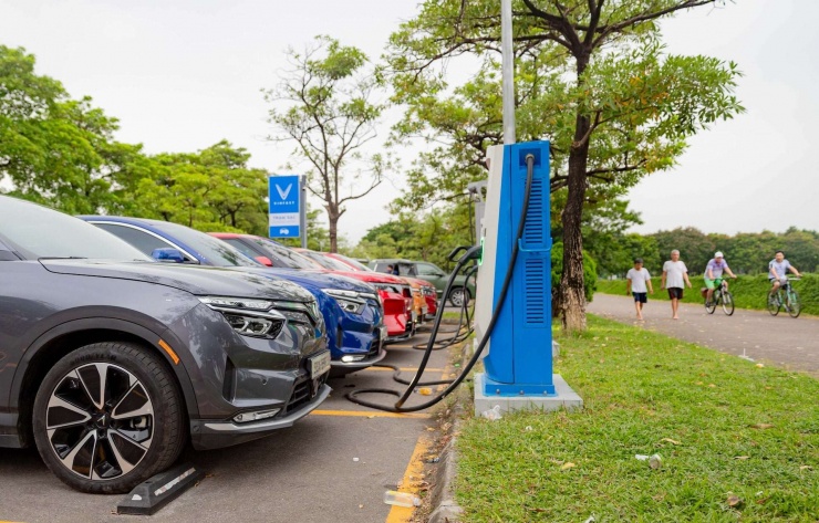 Phụ tải điện - nhu cầu điện đang chuyển dịch mạnh từ ban ngày sang 20-23h/ngày do các dịch vụ ăn uống, khách sạn và trạm sạc gia tăng, trong khi nguồn điện bổ sung cho điện nền như mặt trời, điện gió không phát, gây áp lực lên nguồn cung điện (Ảnh minh họa)