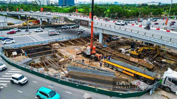 Nhà thầu bắt đầu đào hầm, nhiều máy móc cơ giới được huy động đến công trường.