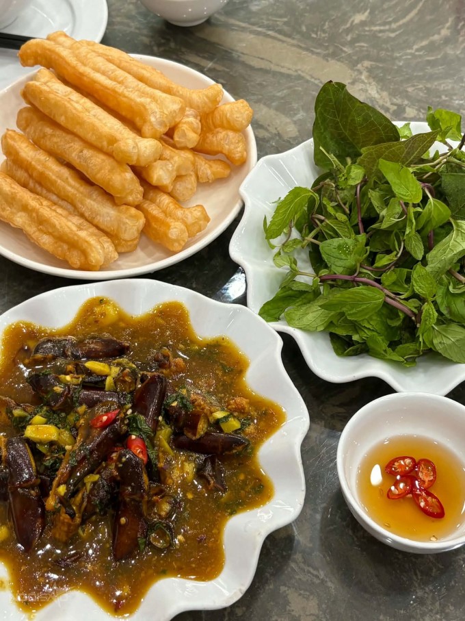 Chân sam thường được xào chua ngọt cùng nước sốt chua cay, có thể ăn cùng quẩy giòn.