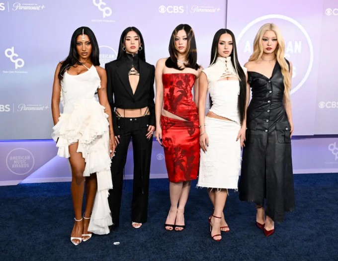 Dàn sao đua nhau hở bạo trên thảm đỏ American Music Awards - 10