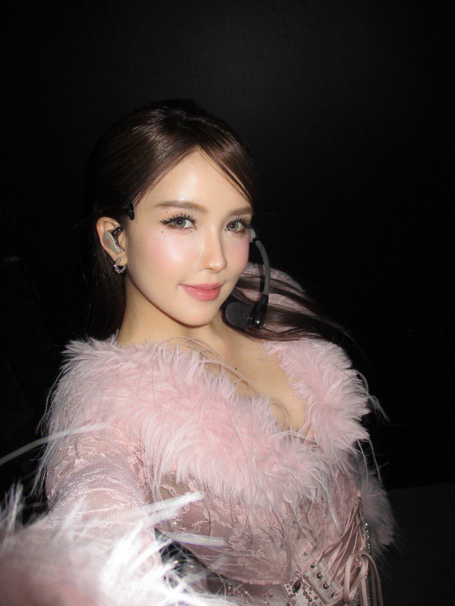 Thiều Bảo Trâm sinh năm 1994, gia nhập showbiz từ năm 2013. Cô là một trong những nghệ sĩ nổi bật của "Chị đẹp Đạp gió 2024", gây chú ý nhờ ngoại hình sáng và giọng hát tốt.