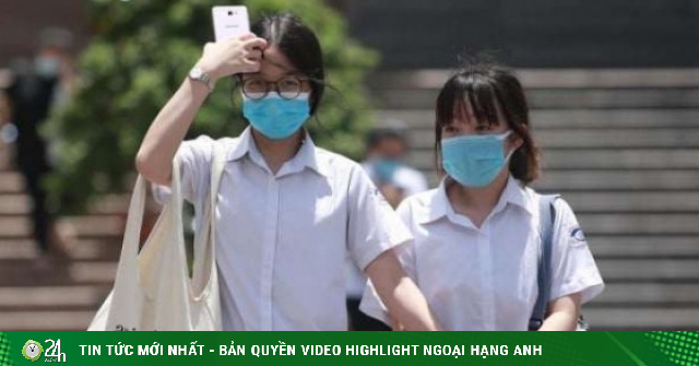 Nắng nóng "rực lửa" trên 40 độ C khiến học sinh kêu la vì trường học mất điện liên tục, có nơi cho học online