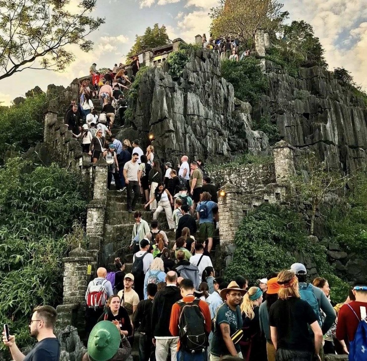 Để lên đến đỉnh của ngọn núi, du khách sẽ phải leo qua gần 500 bậc thang.