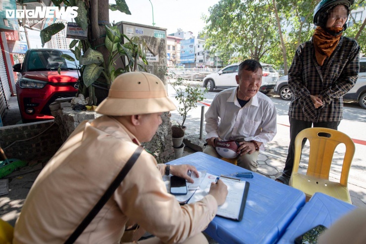 Làm việc với lực lượng chức năng, người phụ nữ ngồi phía sau cho biết hai vợ chồng vừa từ nhà ra ngoài giải quyết công việc cá nhân. Theo chị, chồng đã uống bia vào buổi trưa nhưng không nói trước.