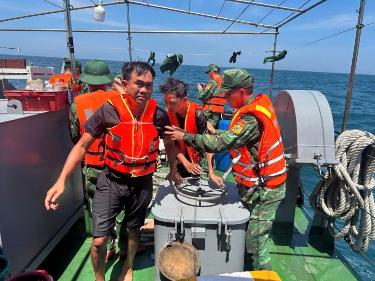 Đến 18h30 hôm nay (27/5), 11 thuyền viên gặp nạn trên biển được lực lượng chức năng cứu thành công. Ảnh: Biên phòng Hải Phòng.