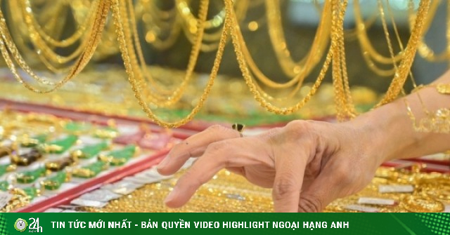Giá vàng lao dốc dữ dội: Nhà đầu tư xả ‘vàng giấy’, dân âm thầm vét vàng thật