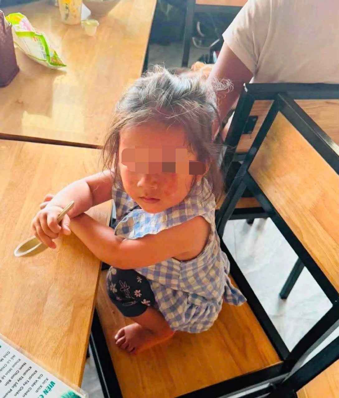 Ba mẹ con được chính quyền xã Kỳ Anh bố trí chỗ ở tạm thời. Ảnh: CTV