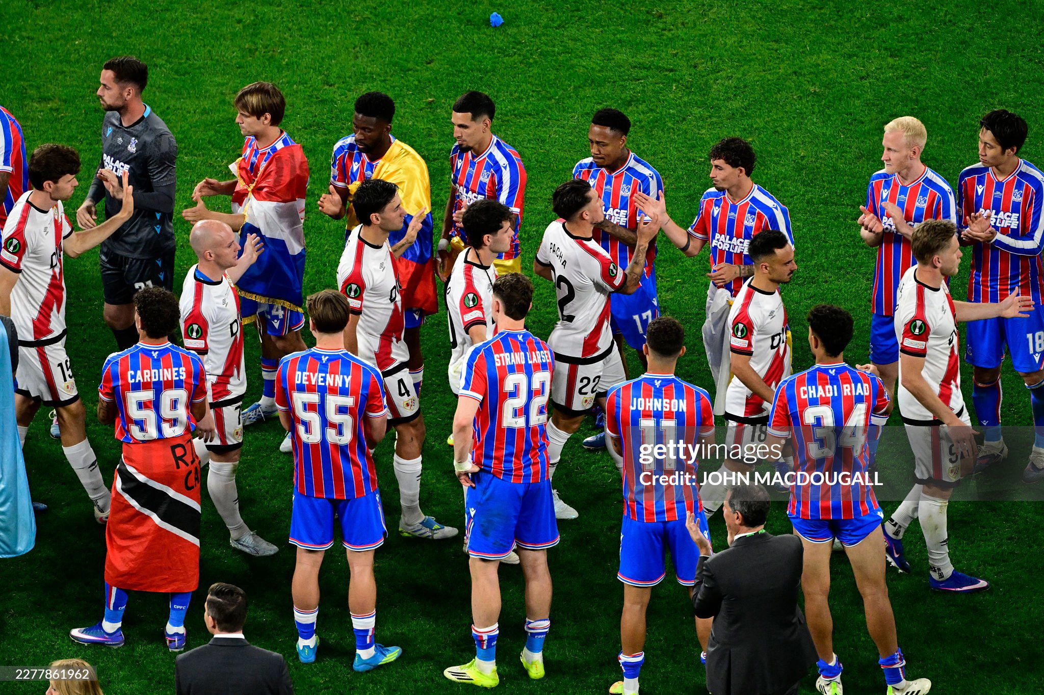 Các cầu thủ Rayo Vallecano nhận giải nhì và được Crystal Palace lập hàng rào danh dự khi lên nhận giải