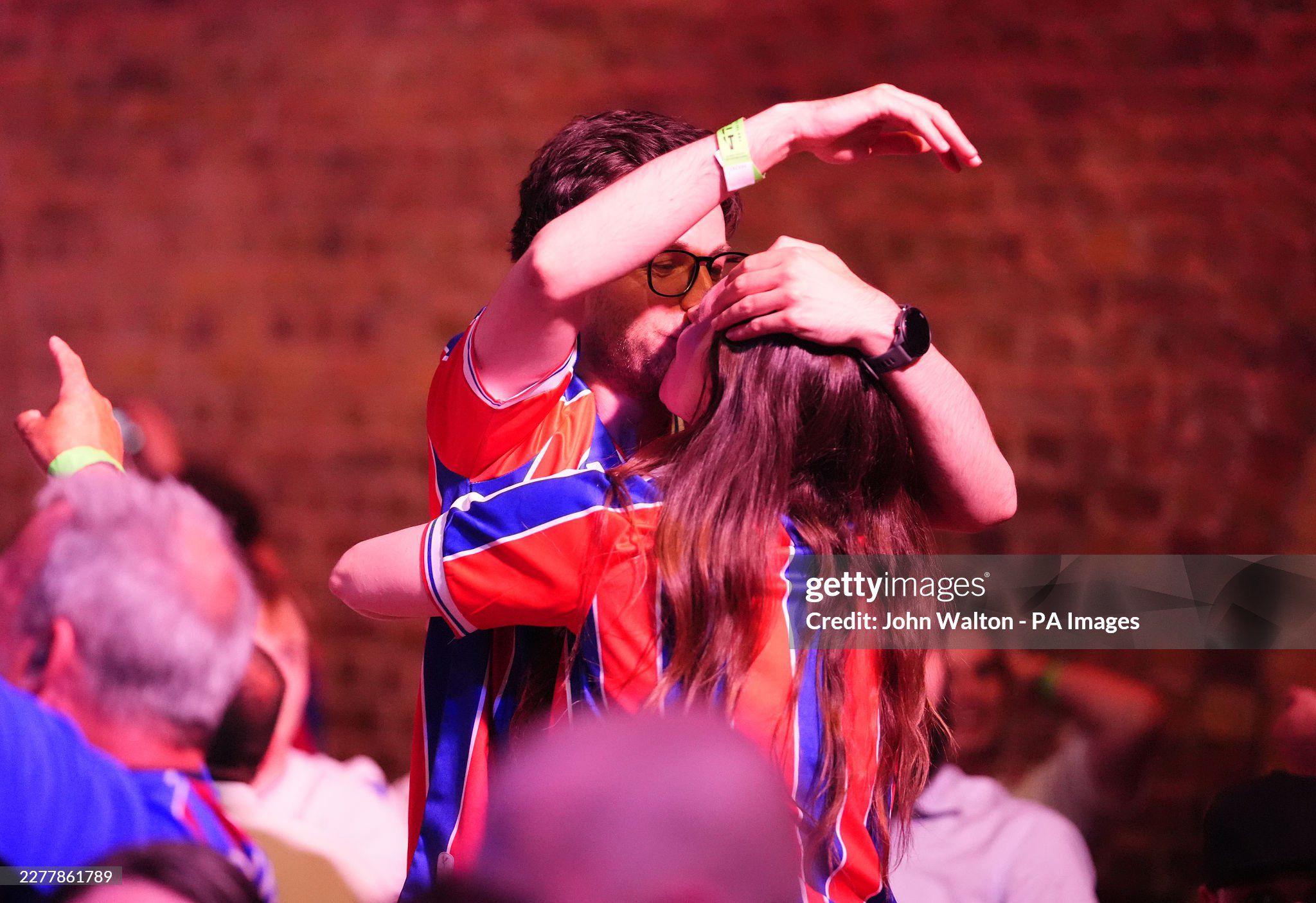 Một cặp đôi CĐV của Crystal Palace không ngần ngại trao cho nhau nụ hôn nồng thắm