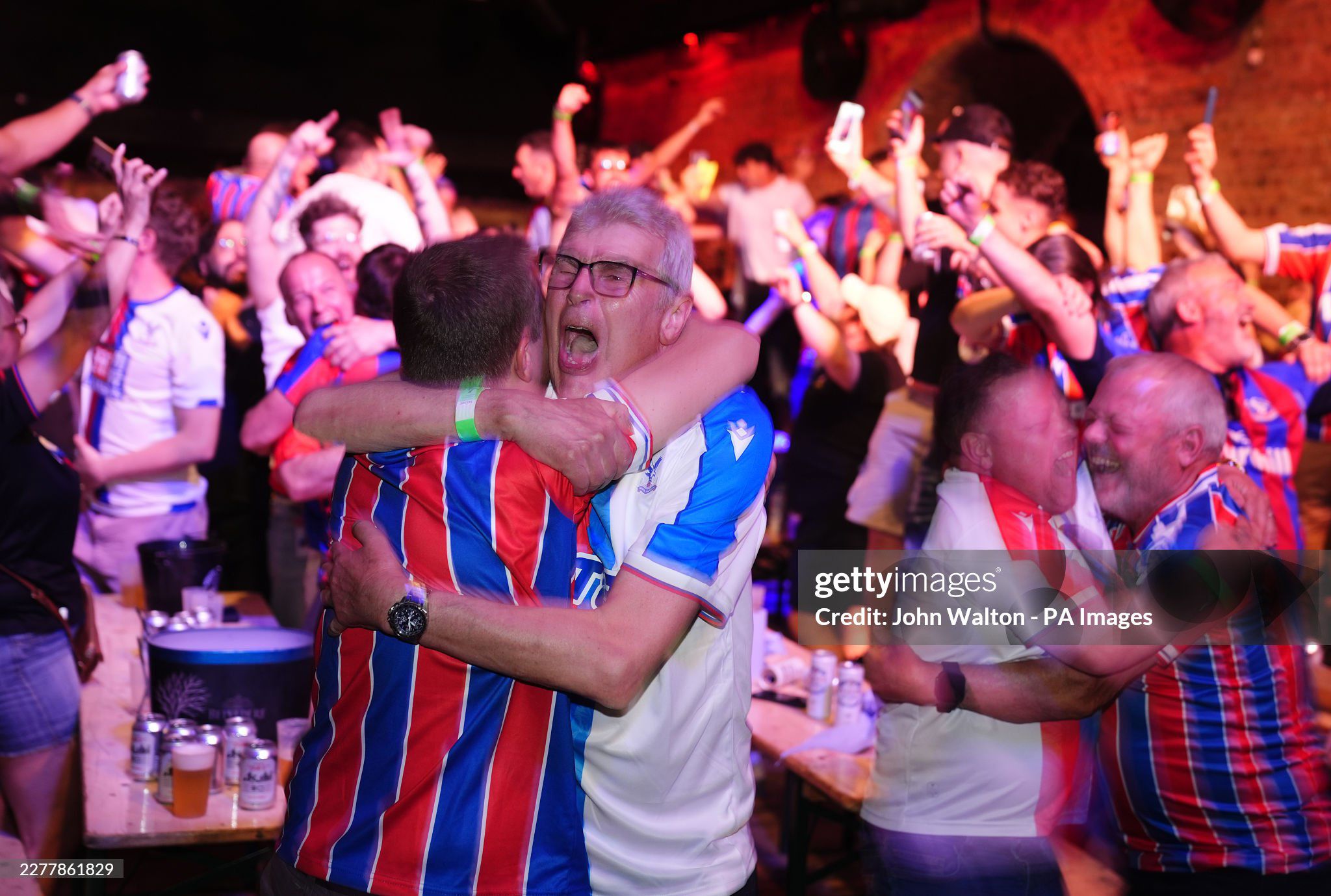 Rất nhiều CĐV Crystal Palace không thể tới Đức xem trực tiếp đã cùng nhau thưởng thức và ăn mừng tại London