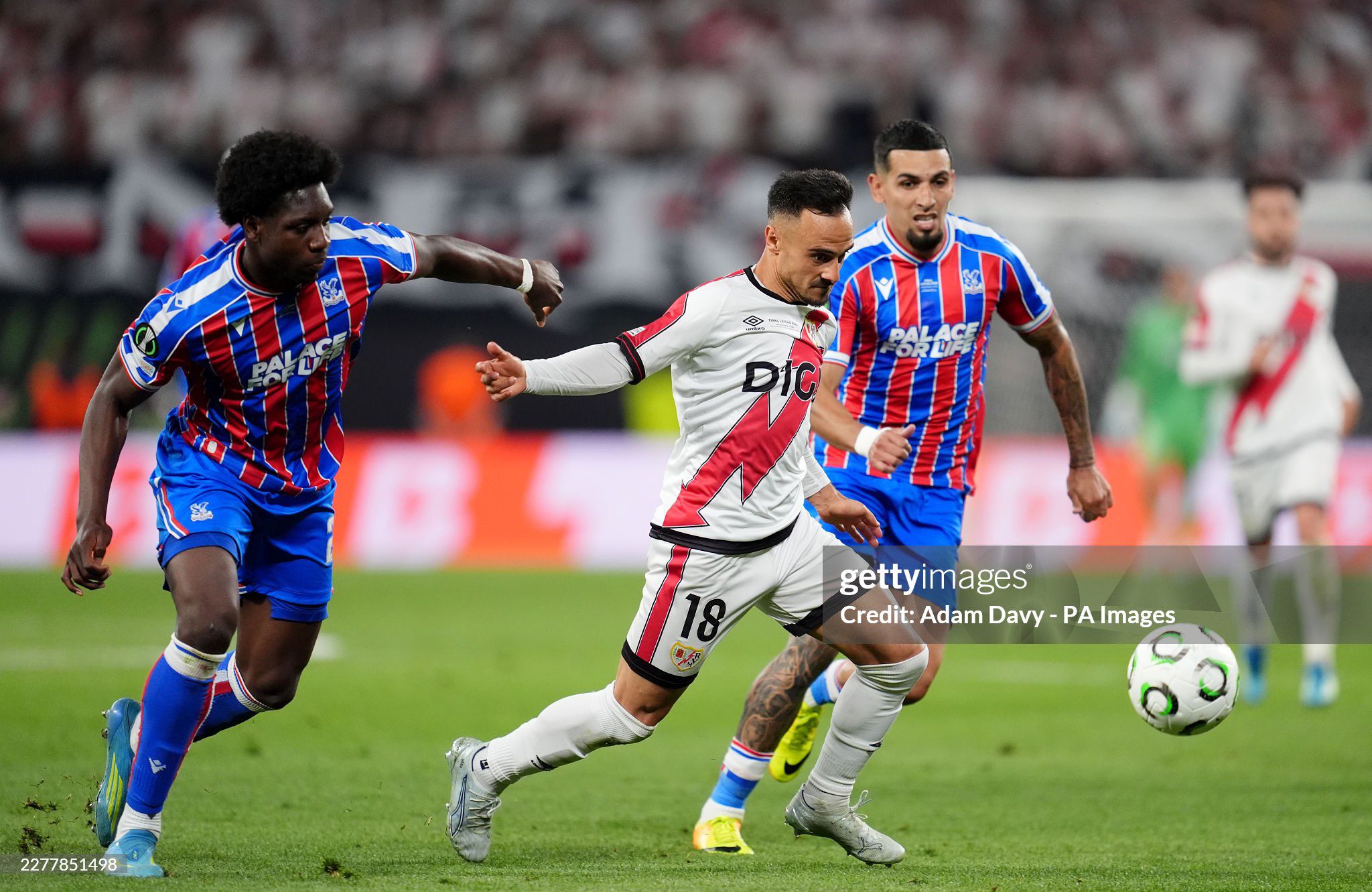Sau đó, Crystal Palace đã nỗ lực bảo toàn tỉ số và giành chiến thắng 1-0 trước Rayo Vallecano