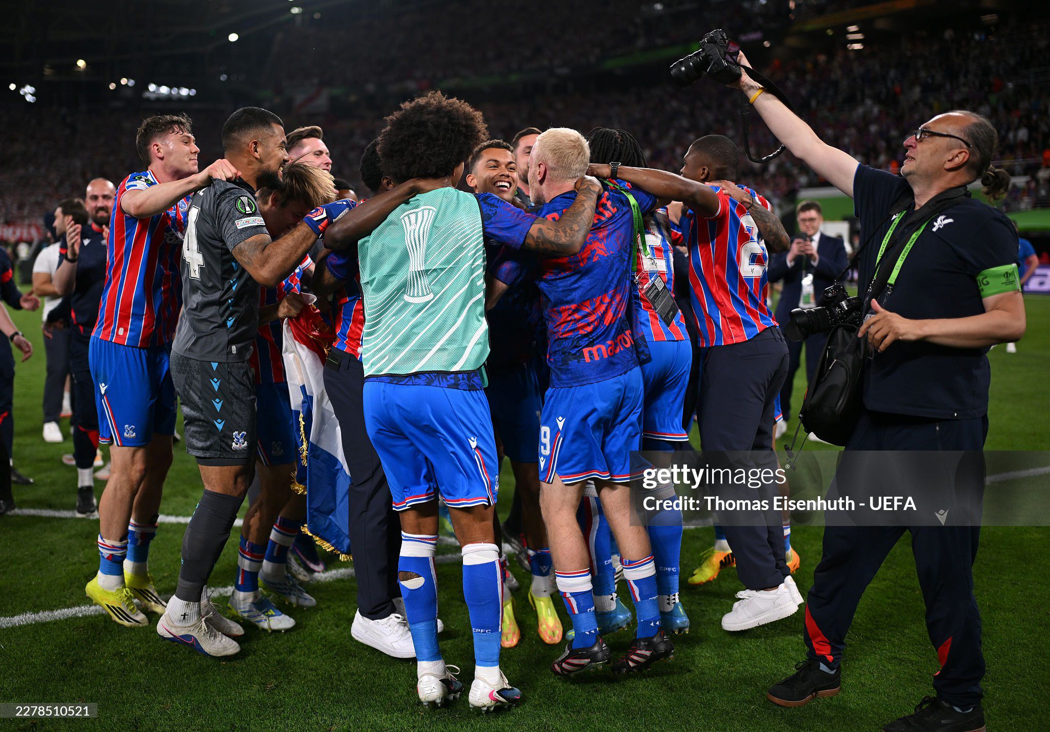 Ngay khi trọng tài nổi còi kết thúc trận đấu, các cầu thủ Crystal Palace tràn vào sân cùng nhau ăn mừng