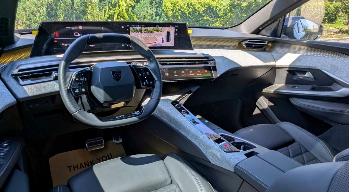 Nội thất Panoramic i-Cockpit trên Peugeot 3008 và 5008 hoàn toàn mới với điểm nhấn.