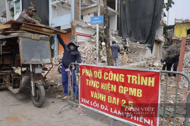 Dự án đường Vành đai 2,5 đoạn Đầm Hồng - Nguyễn Trãi là một trong những công trình giao thông trọng điểm, được kỳ vọng sẽ giải quyết dứt điểm điểm nghẽn ùn tắc giao thông nhiều năm qua tại khu vực phía Tây Nam Thủ đô. 