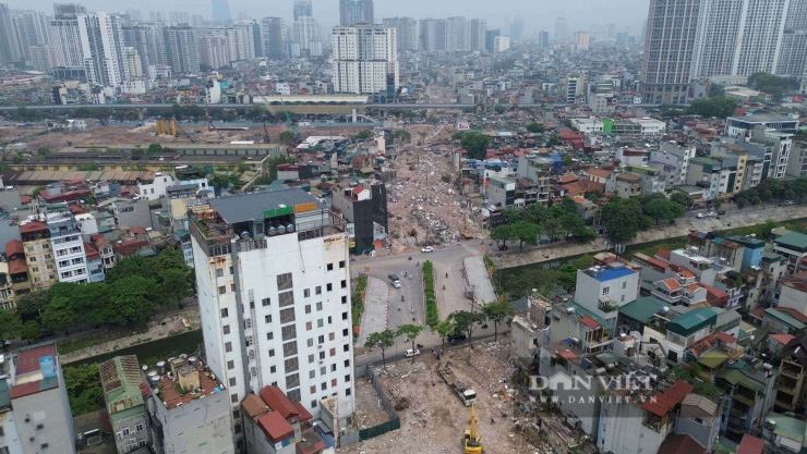Đáng chú ý, tọa lạc tại vị trí đắc địa mặt đường Vũ Tông Phan (hướng ra sông Tô Lịch), công trình tại số 241 là một tòa nhà quy mô lớn với kết cấu gồm 13 tầng nổi, 1 tầng hầm và 1 tum. 