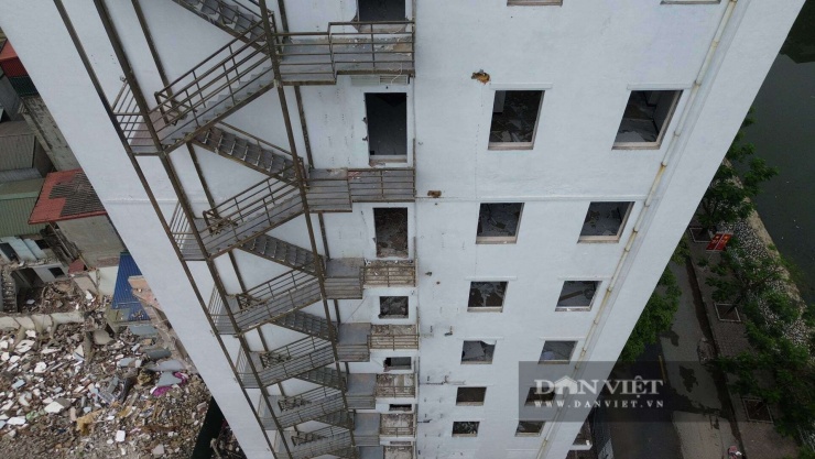 Nội thất bên trong phần bị phá dỡ đã hoàn tất di dời.