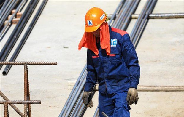 Làm việc ngoài trời dưới thời tiết nắng nóng cần lưu ý 6 điều sau - 1