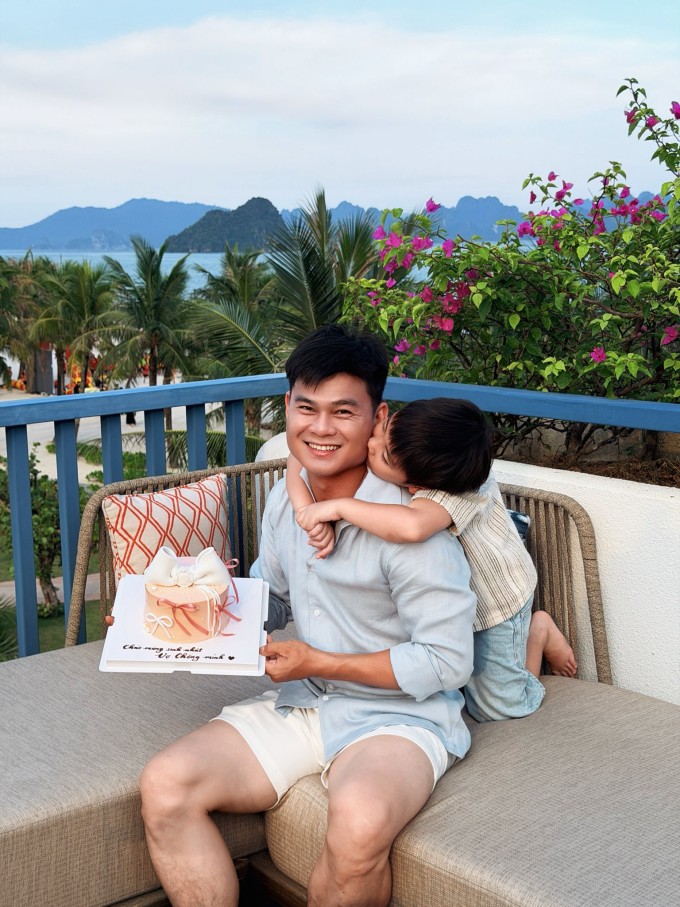 Hòa Minzy và bạn trai Văn Cương hôn nhau đắm đuối trước mặt con - 3