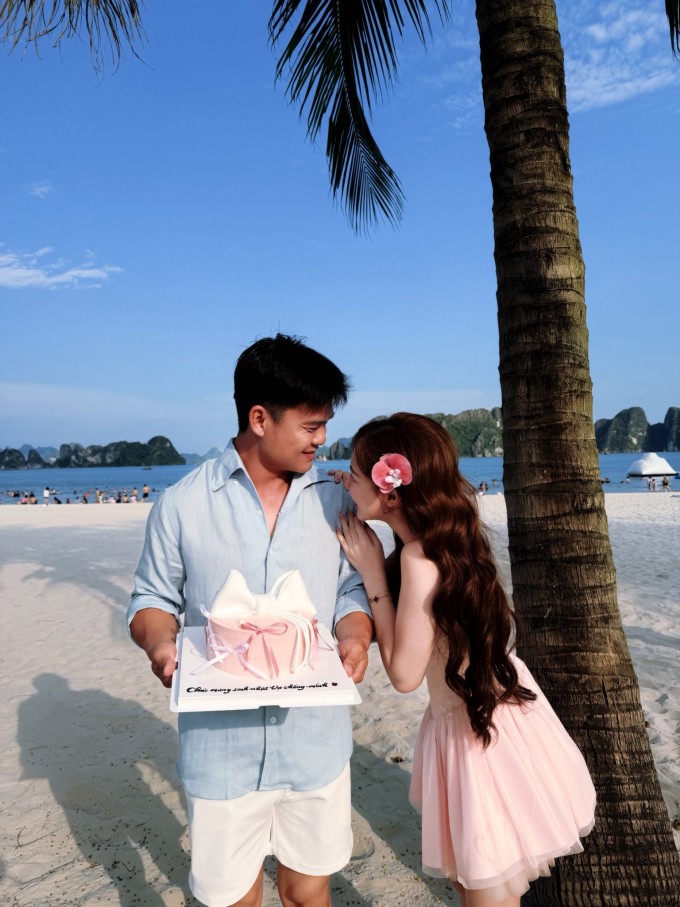 Hòa Minzy và bạn trai Văn Cương hôn nhau đắm đuối trước mặt con - 5