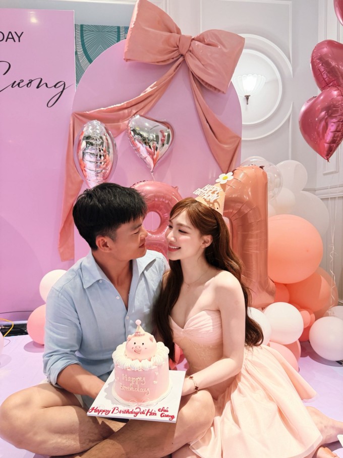 Hòa Minzy và bạn trai Văn Cương hôn nhau đắm đuối trước mặt con - 9