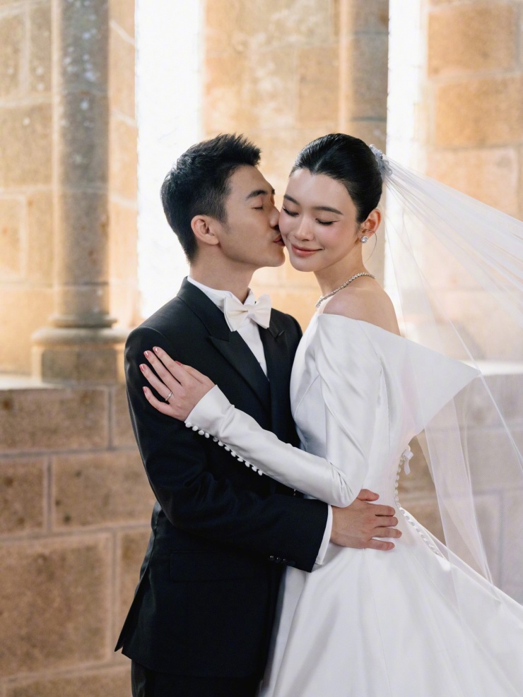 Hề Mộng Dao và con trai tỷ phú cưới trong lâu đài - 2