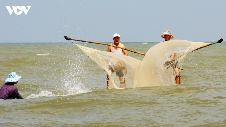 Hành trình khám phá nghề đi cà kheo bắt đầu từ mờ sáng. Đứng từ trên bờ cát nhìn ra biển, bạn sẽ ngỡ ngàng trước cảnh những bóng người cao lênh khênh tới 2-3m đang sải bước dài trên mặt sóng.