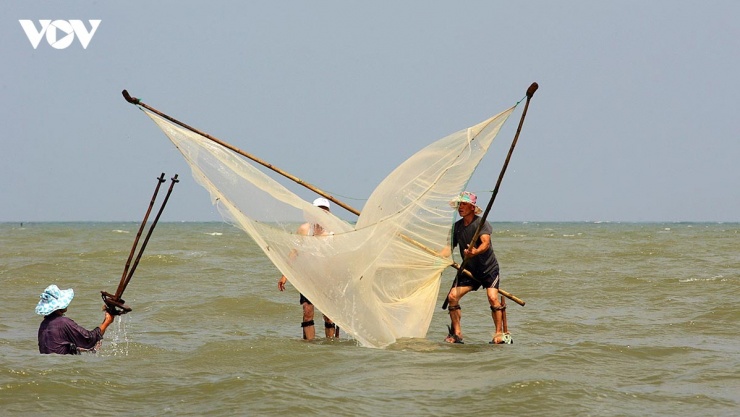 Đi cà kheo trên bờ đã khó, đi cà kheo trên biển lại càng khó hơn. Ấy vậy nhưng những ngư dân Thịnh Long không chỉ đi cà kheo trên sóng biển, họ còn mang theo ngư lưới cụ để đánh bắt hải sản ven bờ.