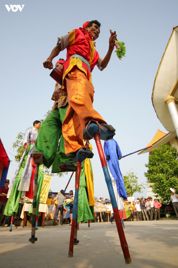 Chuyển từ mưu sinh trên biển sang biểu diễn nghệ thuật đặt ra yêu cầu kỹ thuật hoàn toàn khác biệt cho những "nghệ sĩ". Đi biển cần sức bền chống chọi sóng gió, bước lên sân khấu yêu cầu sự phối hợp nhịp nhàng giữa tay, chân và thần thái.