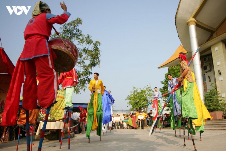 Sự dịch chuyển kinh tế tạo tiền đề cho bước ngoặt mới. Thay vì mai một, cà kheo đã “lột xác” trở thành loại hình diễn xướng dân gian độc đáo. Từ không gian bao la của biển cả, đôi cà kheo tiến vào các lễ hội truyền thống địa phương.