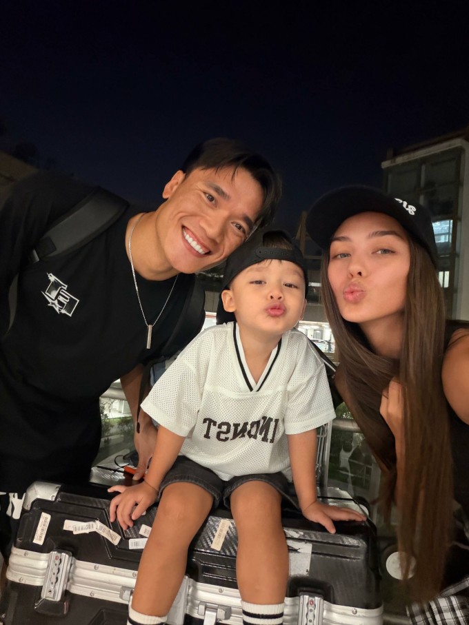 Vợ chồng thủ môn Bùi Tiến Dũng và con trai Danil.