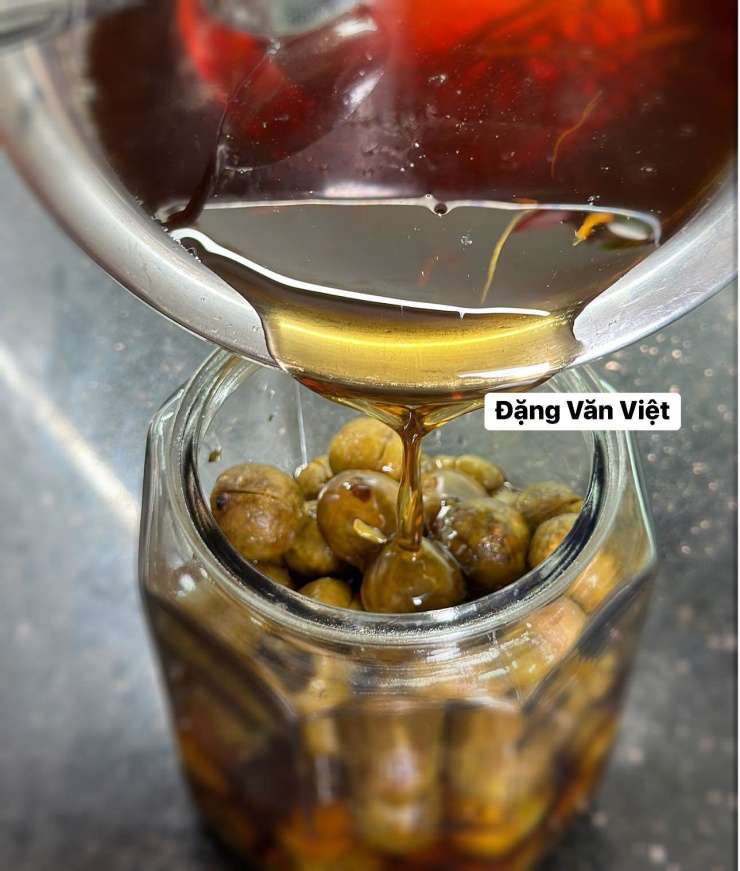 Để nước đường vừa đun nguội hẳn, rồi mới cho vào bình ngâm.