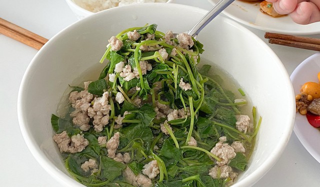 Vừa mát vừa giúp lợi tiểu, loại rau mọc hoang mùa hè này chế biến được nhiều món ngon cho ngày nắng nóng - 2