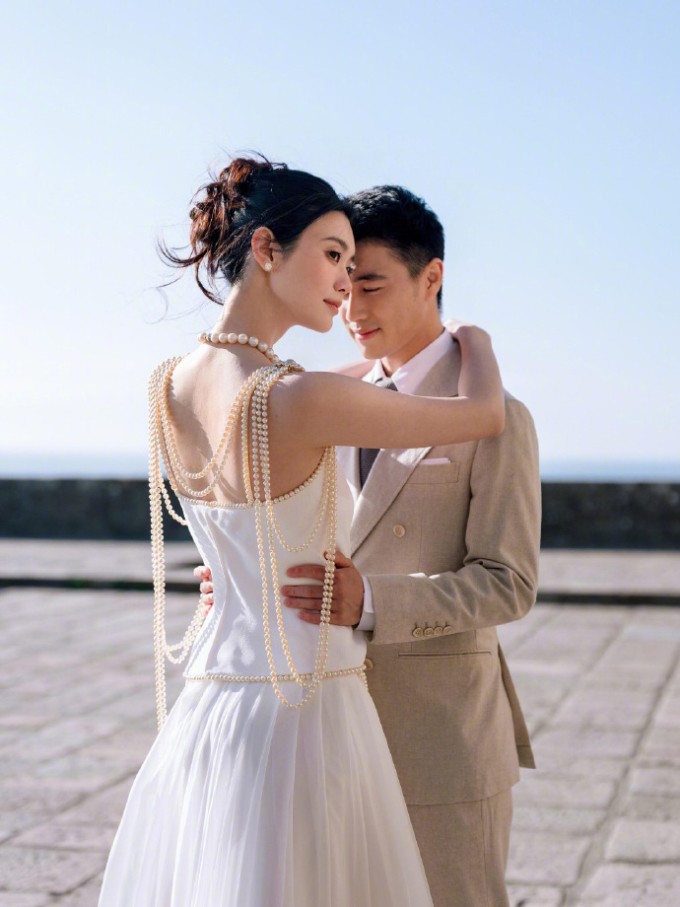 Hề Mộng Dao đeo vòng cổ của mẹ chồng trong tiệc cưới - 4