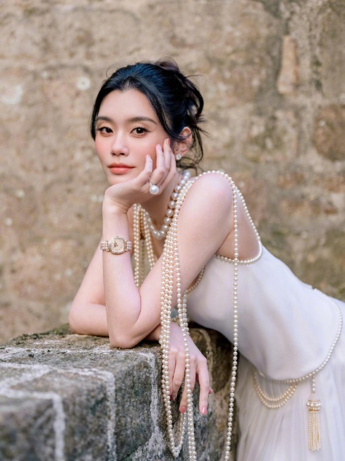 Hề Mộng Dao đeo vòng cổ của mẹ chồng trong tiệc cưới - 2