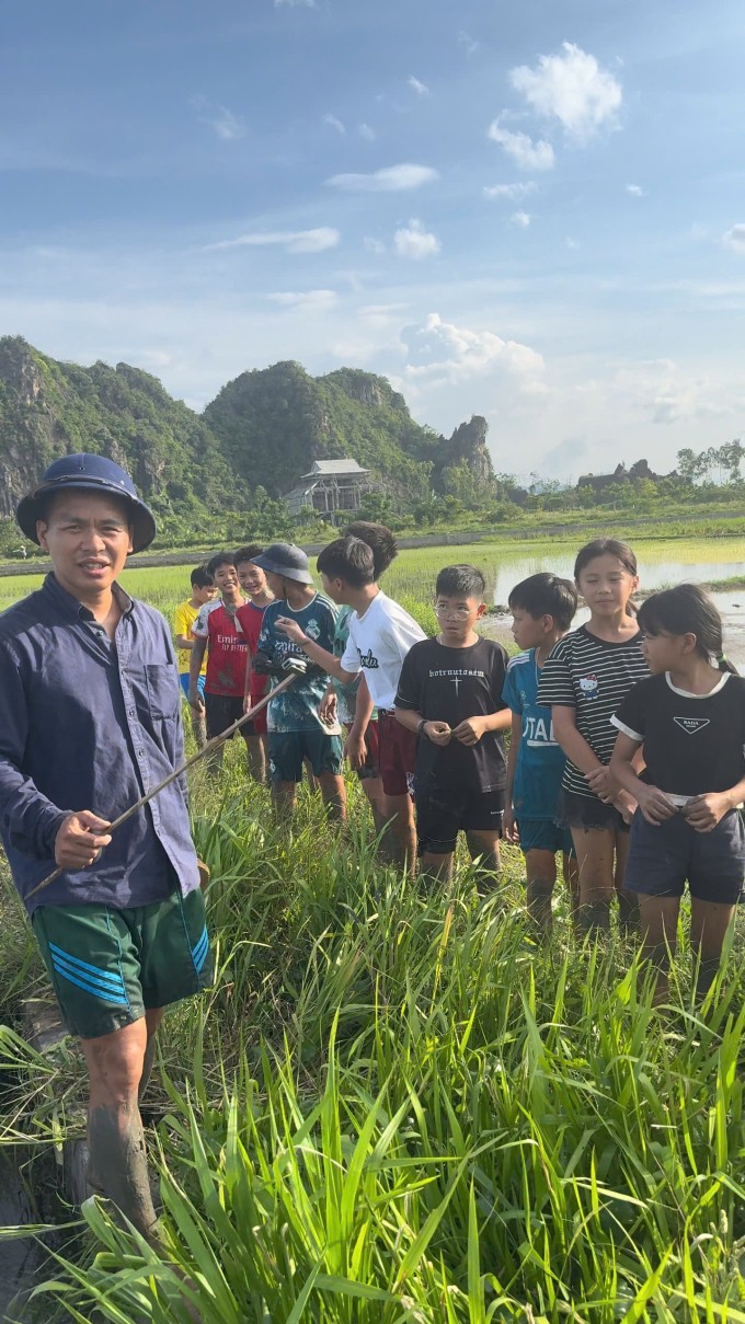 Anh Phan Văn Phương cùng nhóm trẻ ra đồng học cấy lúa tại xã Hợp Minh, tỉnh Nghệ An, chiều 22/5. Ảnh: Nhân vật cung cấp