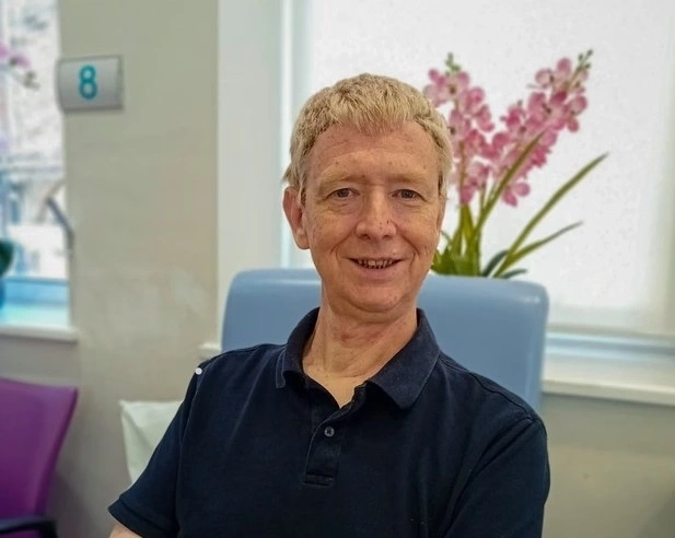 Ông Carl Walsh, 56 tuổi, được chẩn đoán mắc ung thư lưỡi vào tháng 5 năm 2024, đã tham gia thử nghiệm OrigAMI-4 tại Bệnh viện Royal Marsden vào tháng 7 năm 2025.