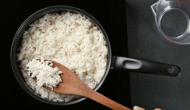 Khi lấy cơm từ tủ lạnh ra, bạn nên hâm nóng bằng lò vi sóng, hấp cách thủy hoặc rang lên để cơm mềm và thơm ngon hơn.