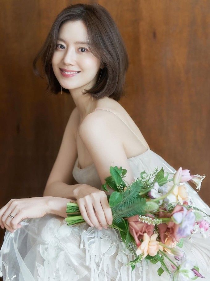 'Cô dâu tháng 6' Moon Chae Won khoe ảnh cưới - 2