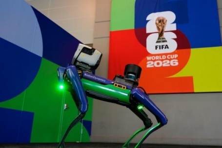 World Cup 2026: Chó robot chạy quanh sân, 'mạng nhện' treo trên đầu cầu thủ