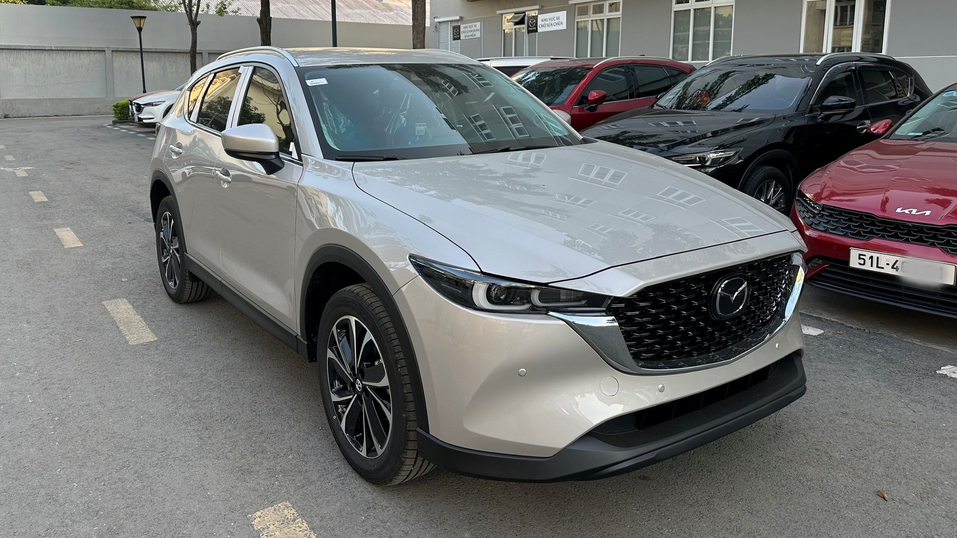 Phiên bản tiêu chuẩn của CX-5 là 2.0 Deluxe E có giá chưa tới 700 triệu đồng.