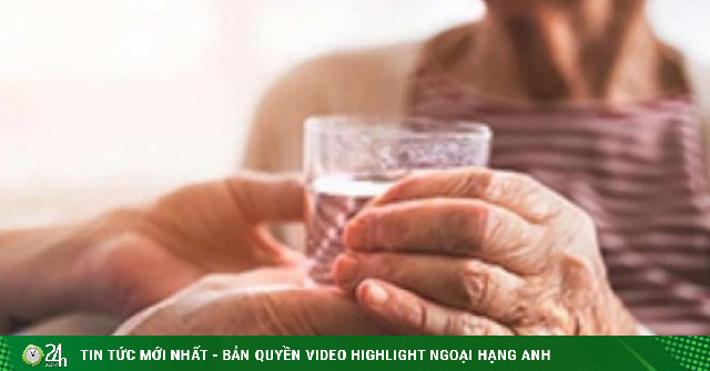Trời nóng, cảnh báo 4 dấu hiệu mất nước nguy hiểm ở người già, cần đi khám ngay nếu xuất hiện
