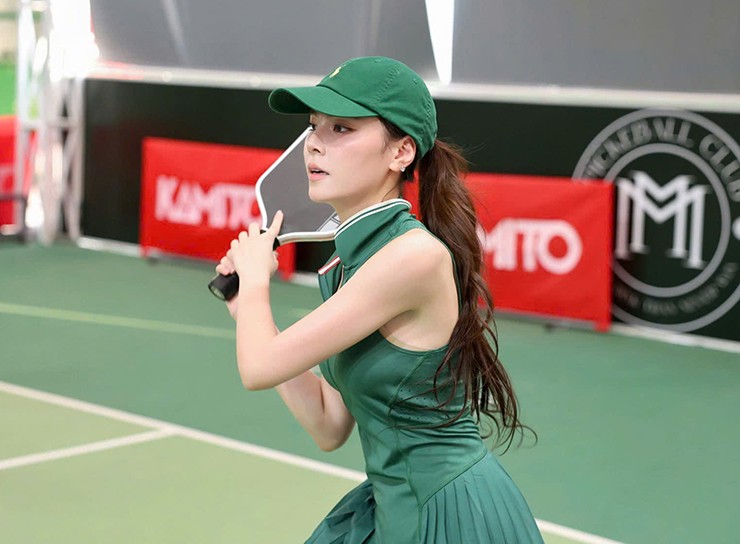 “Tôi là một người cầu thị nên chấp nhận việc có thể mình sẽ thua khá nhiều ở các giải đấu. Tôi coi đó là cơ hội để mình cọ xát, tích lũy kinh nghiệm để cải thiện cũng như khắc phục các điểm yếu nhanh nhất. Bên cạnh đó, tham dự giải tôi còn được gặp gỡ, trò chuyện với các anh chị đi trước có cùng đam mê nên cảm thấy rất vui”, người đẹp nói.