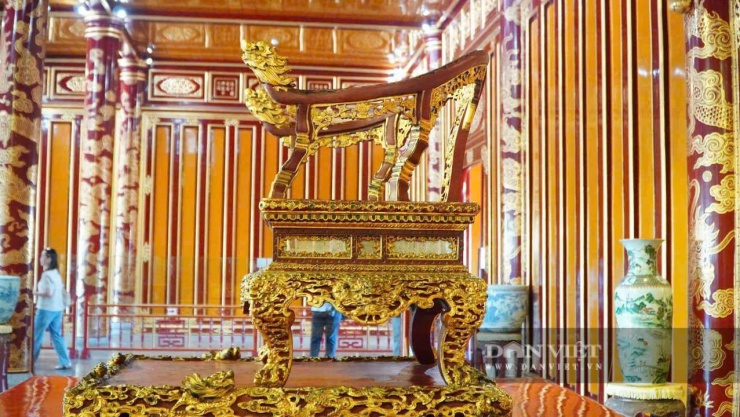 Ngai vua triều Nguyễn được thực hiện phục chế từ ngày 22/4 đến ngày 4/5/2026. Quá trình thực hiện phục chế được giám sát bởi một hội đồng gồm 6 người do UBND TP. Huế thành lập. Việc phục chế được thực hiện tại trụ sở của Bảo tàng Cổ vật cung đình Huế.