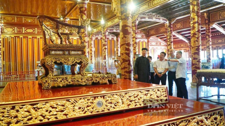 Sự xuất hiện trở lại của bảo vật quốc gia Ngai vua triều Nguyễn đã thu hút sự quan tâm của đông đảo du khách. Nhiều du khách bày tỏ thích thú khi được tận mắt chiêm ngưỡng hiện vật sau hơn 1 năm vắng bóng.
