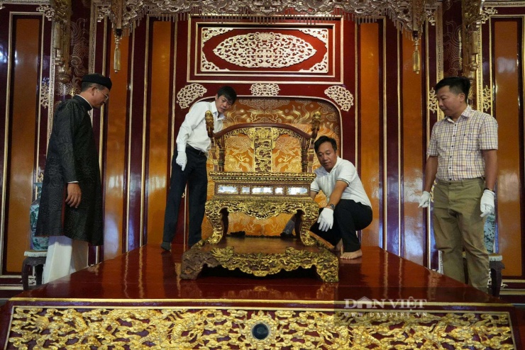Hiện vật được bố trí tại vị trí trung tâm trong không gian nội thất điện Thái Hòa để phục vụ du khách tham quan.