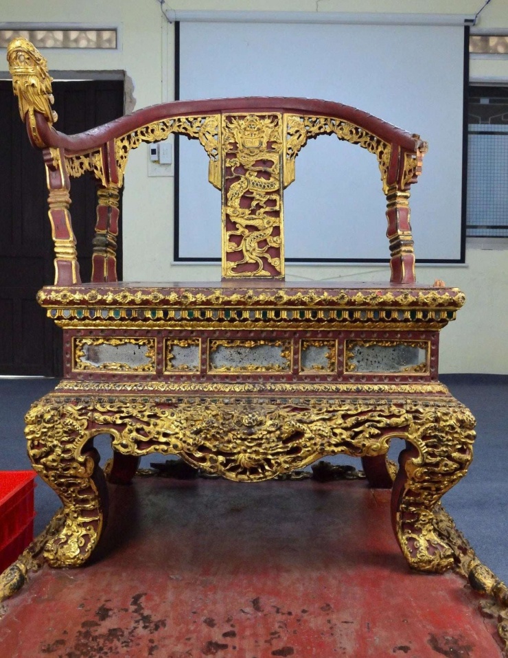 Vào ngày 24/5/2025, đối tượng Hồ Văn Phương Tâm đã có hành vi phá hoại bảo vật, làm gãy tay ngai bên trái khiến 14 mảnh vỡ bị tách rời với kích thước khác nhau. Sau vụ việc, hiện vật được đưa về bảo quản tại kho cổ vật của Bảo tàng Cổ vật cung đình Huế. Các mảnh vỡ được cơ quan điều tra thu giữ phục vụ công tác điều tra trước khi bàn giao lại cho bảo tàng để triển khai phục chế theo quy định.