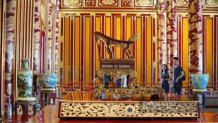 Theo Trung tâm Bảo tồn di tích cố đô Huế, bảo vật quốc gia Ngai vua triều Nguyễn là hiện vật đặc biệt quan trọng trong hệ thống di sản cung đình Huế, được Thủ tướng Chính phủ công nhận là bảo vật quốc gia vào năm 2015. Trước thời điểm bị phá hoại, hiện vật được trưng bày tại không gian nội thất điện Thái Hòa thuộc quần thể di tích cố đô Huế.