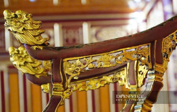 Quá trình phục chế tuân thủ các nguyên tắc bảo tồn tối đa yếu tố gốc, ưu tiên sử dụng vật liệu tương thích với chất liệu nguyên bản, áp dụng kỹ thuật can thiệp tối thiểu, không làm mới hiện vật và tận dụng tối đa các mảnh vỡ gốc bị phá hoại.