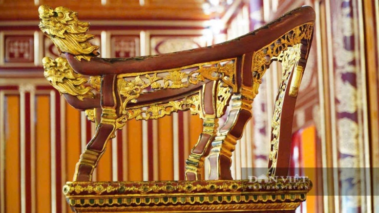 Việc phục chế được thực hiện trên cơ sở kế hoạch số 335/KH-UBND ngày 11/8/2025 của UBND TP.Huế, được ban hành sau khi tiếp thu ý kiến của Bộ Văn hóa, Thể thao và Du lịch. UBND TP.Huế cũng thành lập hội đồng chuyên môn giám sát quá trình phục chế với sự tham gia của các nhà quản lý văn hóa, chuyên gia bảo tồn và nghệ nhân có kinh nghiệm trong lĩnh vực sơn son thếp vàng.