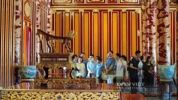 Toàn bộ quá trình phục chế được quay phim, chụp ảnh, lập hồ sơ tư liệu và lưu trữ theo quy định nhằm phục vụ công tác quản lý, nghiên cứu và bảo quản lâu dài.